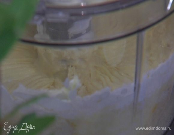 Добавить сметану и продолжать вымешивать.