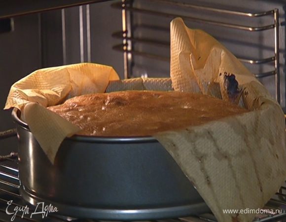 Разъемную форму выстелить бумагой для выпечки, смазанной оставшимся сливочным маслом, и равномерно распределить тесто. Отправить форму в разогретую до 190°С духовку на 30 минут, затем убавить температуру до 180°С и выпекать пирог еще 5‒10 минут. Готовность проверить зубочисткой.