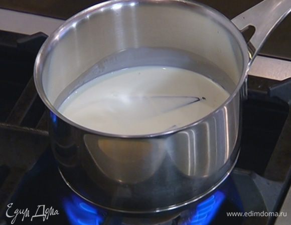 Сливки и 100 г горького шоколада растопить в небольшой кастрюле.