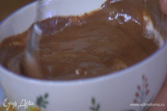 Приготовить крем: половину растопленного шоколада со сливками перелить в другую посуду и остудить, затем добавить сметану и перемешать.