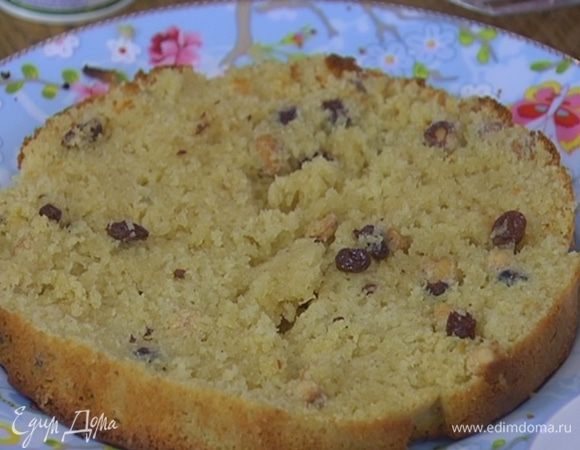 Готовый пирог немного остудить, затем разрезать вдоль на два коржа.