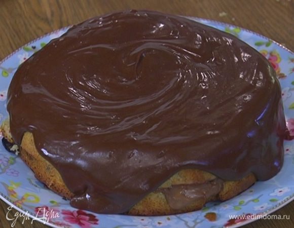 Нижний корж намазать кремом, накрыть вторым коржом и полить сверху шоколадным ганашем.