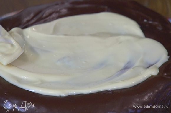 Белый шоколад растопить на водяной бане, вылить в центр пирога и равномерно распределить.