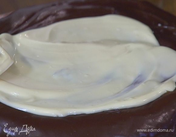 Белый шоколад растопить на водяной бане, вылить в центр пирога и равномерно распределить.