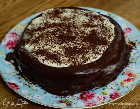 Оставшийся горький шоколад нарезать стружкой (можно воспользоваться овощечисткой) и посыпать пирог.