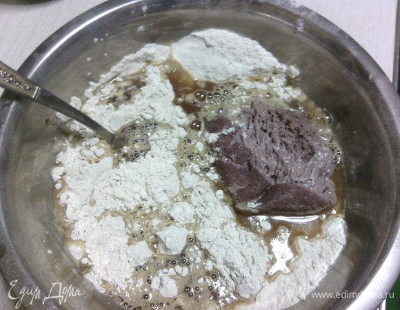 Готовим тесто:
В миску просеиваем два вида муки, добавляем соль, дрожжи, специи - тщательно перемешиваем.
Затем добавляем опару, воду, мед и патоку и замешиваем наше тесто.
Месить не менее 10-12 минут.

P.S. Про специи: в этом хлебушке хорошо сочетаются "винные" специи, т.е. те, что добавляют в глинтвейны. Можно изменить состав согласно личным пристрастиям, например, можно добавить корицу, кардамон, сушеную апельсиновую цедру.