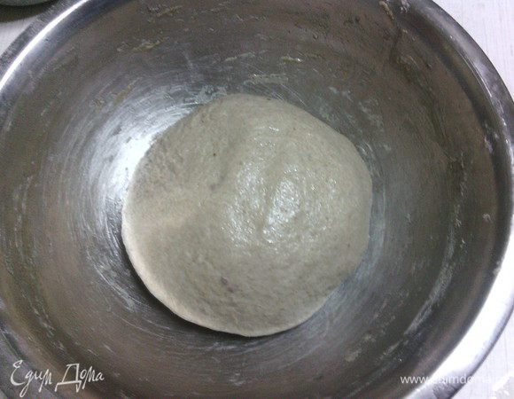 Тесто положить в миску, смазанную маслом, прикрыть, и поставить в теплое место на 2 часа. С обязательной "обминкой" через 1 час.