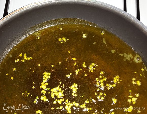 Глиняные тарелки замачиваем на 15 минут в холодной воде. Небольшой кочан брокколи разбираем на соцветия и бланшируем в подсоленой воде 5-7 минут. В сковороду наливаем оливковое масло, добавляем 0,5 ч.л. куркумы, перемешиваем, через пару минут добавляем мелко нарубленный чеснок. Обжариваем еще пару минут. Лук режем на четверть кольца и добавляем к чесноку, обжариваем до мягкости.