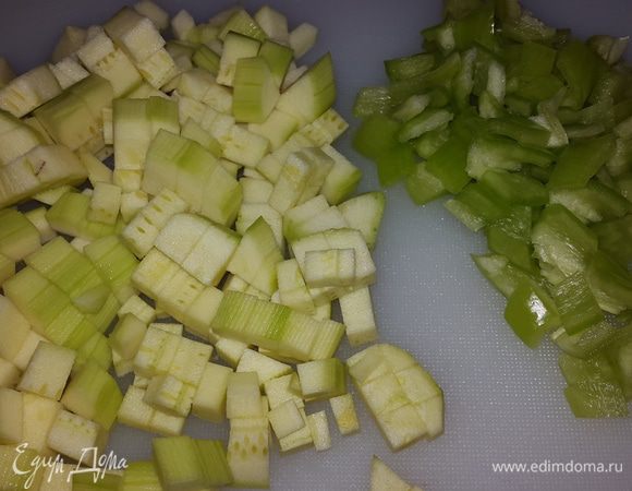 Кабачок и перец моем и режем на небольшие кубики. Если у кабачка кожица тонкая, то можно его не чистить.