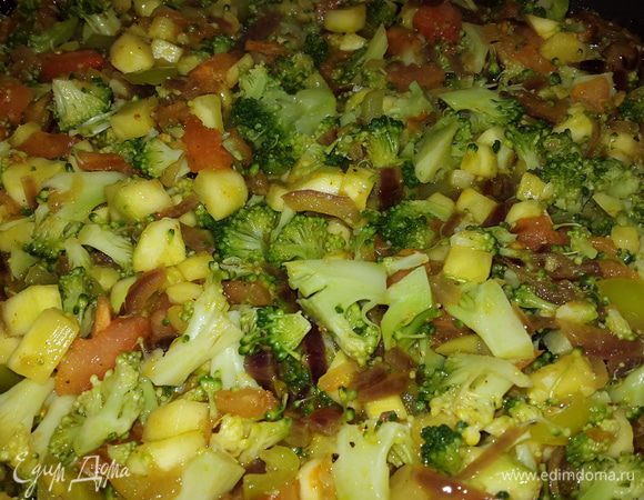 Помидор чистим и режем на кубики, брокколи откидываем на дуршлаг, обдаем холодной водой и тоже режем. Когда все овощи оказались в сковороде, солим, перчим, перемешиваем, тушим ещё несколько минут и выключаем огонь. 