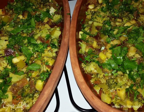 Выкладываем овощи в смазанные оливковым маслом тарелки, равномерно распределяя, и посыпаем половиной рубленной петрушки.