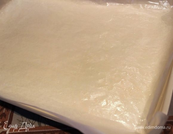 Духовой шкаф нагреть до 180 градусов. На противень застелить бумагу для запекания, смазать ее сливочным маслом (немного).