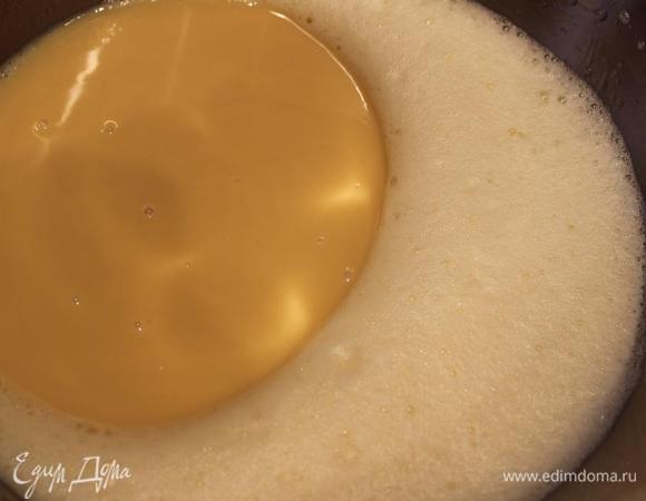 Взбить миксером яйцо с солью. Добавить сгущенное молоко (в банке 400 грамм нетто). Снова взбить.