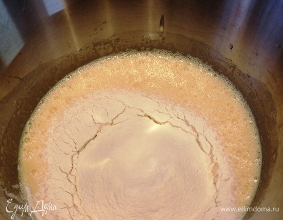 Добавить просеянную муку с разрыхлителем.