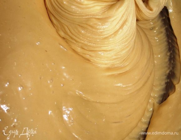 Взбить миксером, получится довольно жидкое тесто.