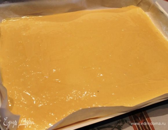 Вылить тесто на противень, разровнять и выпекать 8 минут.