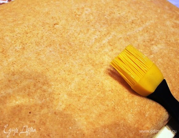 Готовый бисквит в горячем виде перевернуть на доску, снять бумагу. Можно пропитать смесью лимонного сока с коньяком (это не обязательно, поскольку варенье может быть само по себе жидкое и хорошо пропитает корж). 