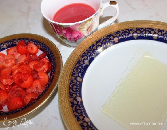 Желатин замочить в холодной воде минут на 10. Подготовить сок апельсина и мякоть клубники. Один лист желатина составляет примерно 2,4 грамма. 