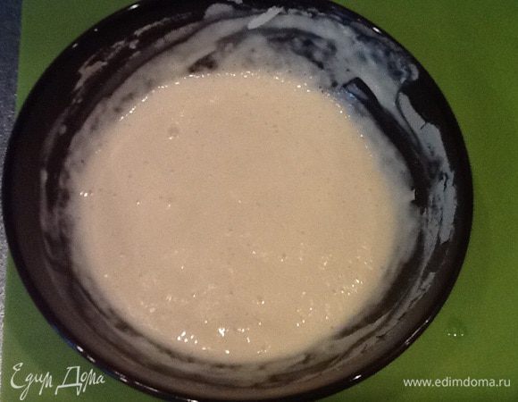 Сначала приготовим закваску из муки (75 гр.), воды (1/2 ст.), дрожжей (1 ч.л.), песка (0,5), оставим ее подходить часа на три, можно на ночь в холодильнике.