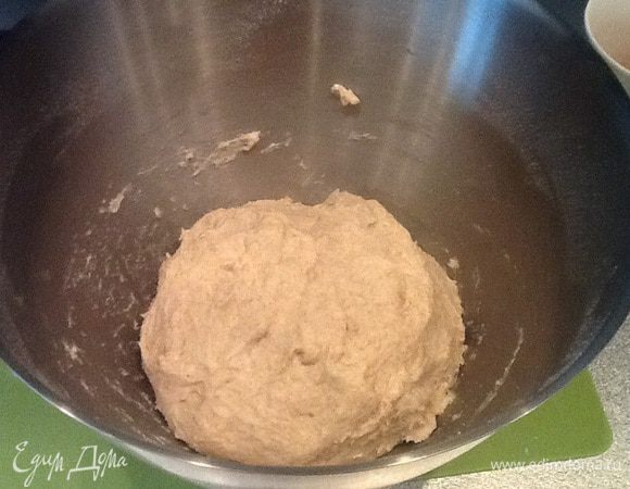 В чаше комбайна соединяем три вида муки, соль, мягкое сливочное масло, закваску, разведенную теплым молоком, и замешиваем тесто.