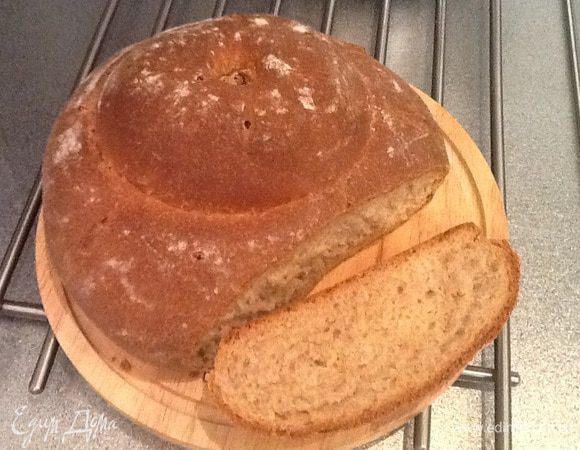 Накрываем нашу конструкцию полиэтиленовым пакетом и оставляем еще минут на сорок подходить. Выпекаем хлеб в разогретой до 200С духовке минут 40-45.
А что делать с ложкой? Вопрос? Ответа нет! Вытаскиваю деревянную и на ее место ставлю металлический конус, но и его вытащила минут через 20 после выпечки, подумала, что в этом месте хлеб может не пропечься. Достаем ароматный подовый хлебушек и радуемся, что потратили время не зря.
Корочка плотная, хрустящая, мякиш мелкопористый! Вкусно!