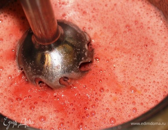 Измельчить и заодно взбить блендером мякоть клубники с сахаром и соком апельсина.