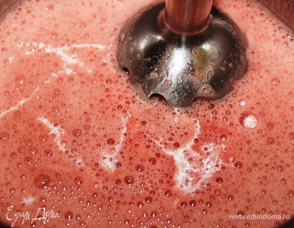 Добавить жирные сливки (обязательно жирные, чтобы не свернулись от кислоты клубники) и снова взбить.