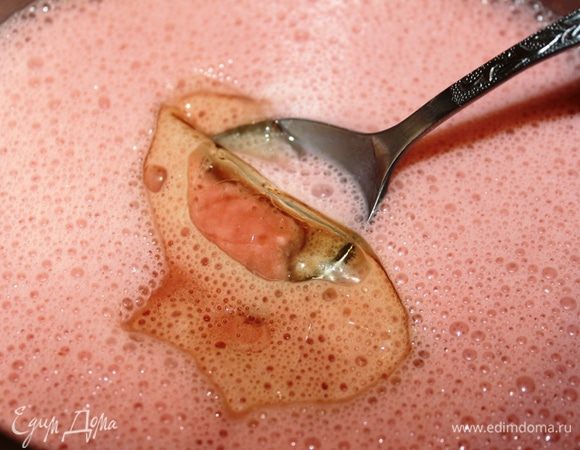 Масса получается очень пышной (воздушной). Перелить ее в сотейник и поставить на средний огонь. Нагреть и добавить отжатый от воды желатин и растворить его в теплой массе. Клубничный мусс следует немного остудить, добавить несколько капель лимонного сока, перемешать.