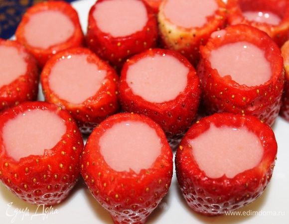 У подготовленных ягод срезать немного донышки, чтобы они ровно стояли на блюде. Заполнить их муссом и поставить в холодильник примерно на 1-1,5 часа. для застывания. Советую прикрыть ягоды салфеткой.