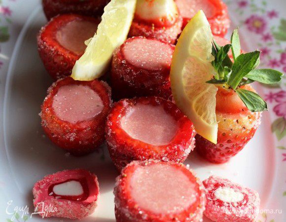 При подаче краешек клубники можно слегка намочить и обмакнуть в сахарный песок (лучше крупный песок, чтобы не так быстро таял). Десерт готов! Это истинное наслаждение, очень нежный мусс и ароматная клубника - отличное сочетание! Угощайтесь!