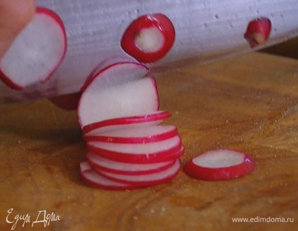 Редис нарезать тонкими кружками.