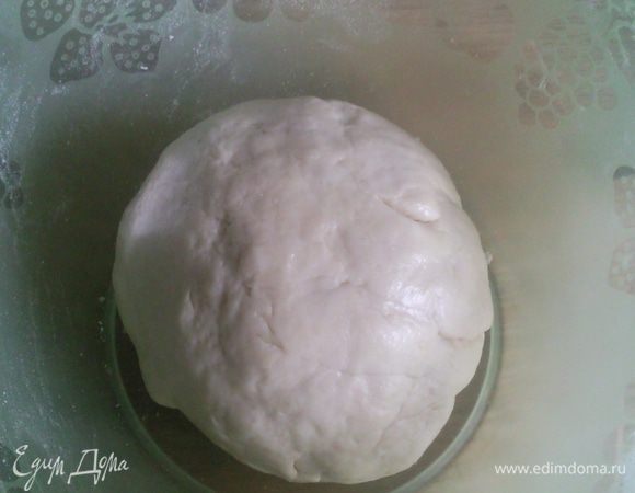 Соединяем 1 стакан муки, сухие дрожжи, соль и сахар. Добавляем теплую воду (обязательно теплую!) и подсолнечное масло. Постепенно добавляем остальную муку и замешиваем тесто. Муки может понадобиться чуть меньше или больше, зависит от муки и производителя. У меня обычно уходит 3,5 - 4 стакана. Накрываем полотенцем и даем ему "подумать" в тепле :). 
Приблизительно 30 мин, пока будем готовить начинку.