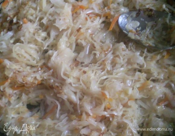 Для начинки с капустой лук и капусту тушу вместе. 
У меня была консервированная капуста с морковкой (из домашних заготовок). Можно использовать свежие морковь и капусту и также тушить с луком.