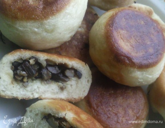 Даем остыть нашей начинке и возвращаемся к тесту.
Отщипываем по кусочку, формируем в руках шар, разминаем в пласт и в центр кладем начинку. Защипываем аккуратно края и выкладываем на разогретую сковороду с постным маслом швом вниз. 
Жарить следует на маленьком огне под крышкой!
После того, как подрумянятся наши булочки (пирожки), переворачиваем и подрумяниваем их со второй стороны (тоже под крышкой). Румяные булочки выкладываем на блюдо, даем немного остыть и наслаждаемся :)
Приятного аппетита!