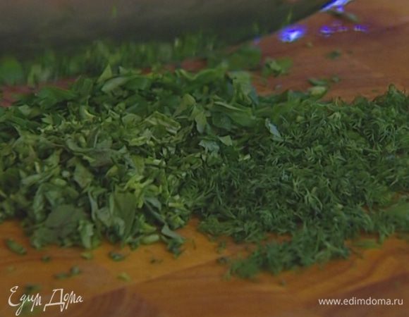 Петрушку и укроп мелко порубить.