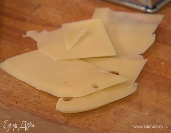 Твердый сыр тонко нарезать.