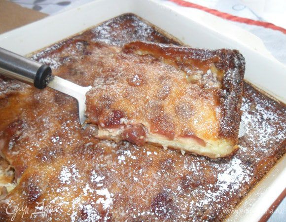 Подаем сразу горячей. А остывшую при желании можно посыпать сахарной пудрой. Вкусно и так и так.