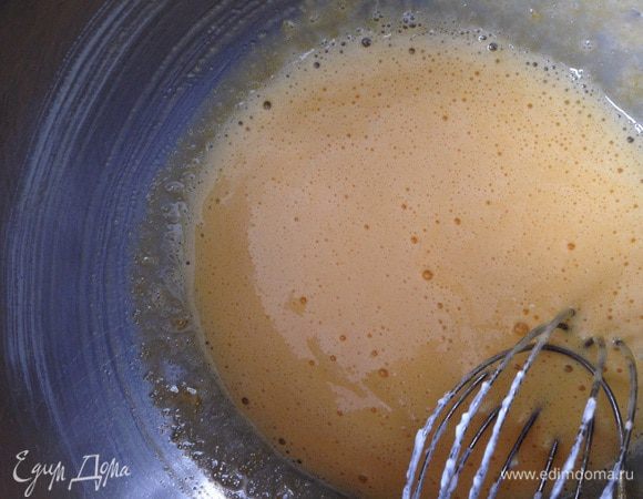 А желтки взбить с оставшимся сахаром до бела.