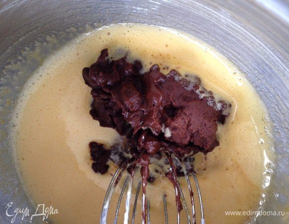 Добавить какао во взбитые желтки, аккуратно с помощью лопатки перемешать.