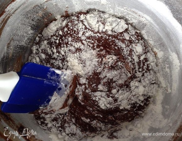 Просеять муку с крахмалом, разрыхлителем и солью. Постепенно добавить к шоколадно-желтковой массе, хорошо вымесить. 