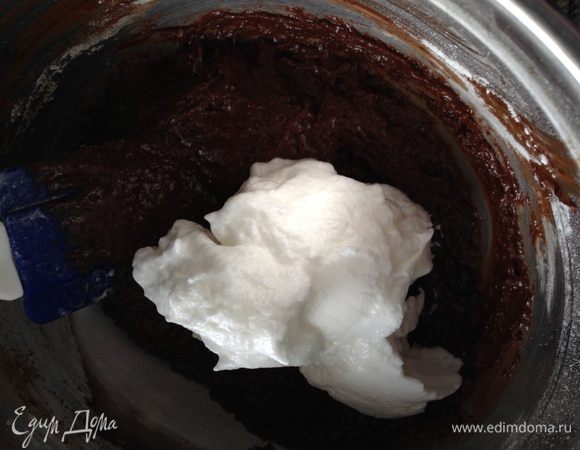 Затем добавить 1/3 часть взбитых белков и ещё аккуратно перемешать. Так же осторожно вмешать оставшиеся белки.
