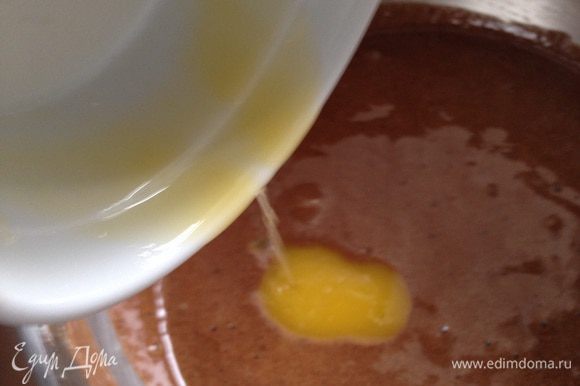 Сливочное масло растопить и аккуратно добавить к шоколадной массе. Перемешать круговыми движениями.
