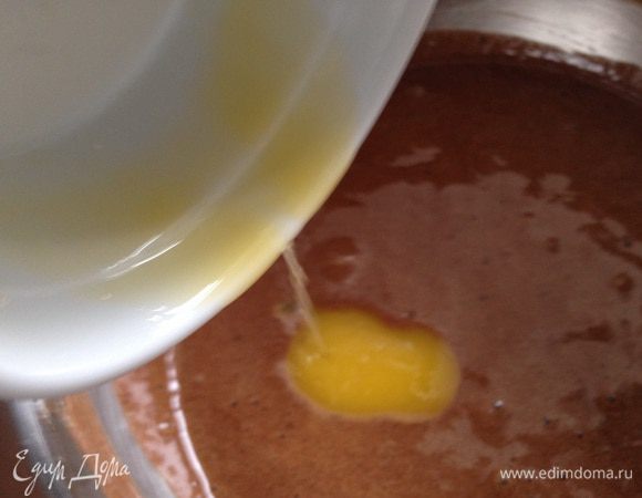 Сливочное масло растопить и аккуратно добавить к шоколадной массе. Перемешать круговыми движениями.