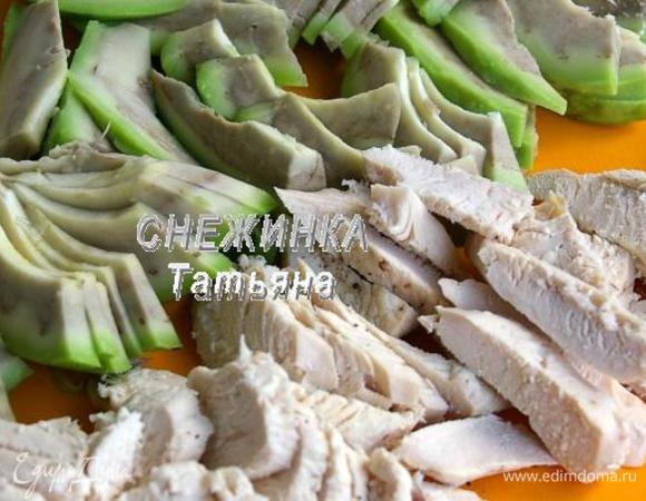 Авокадо очистить, нарезать пластинами, сбрызнуть лимонным соком. Остывшую грудку нарезать кусочками.