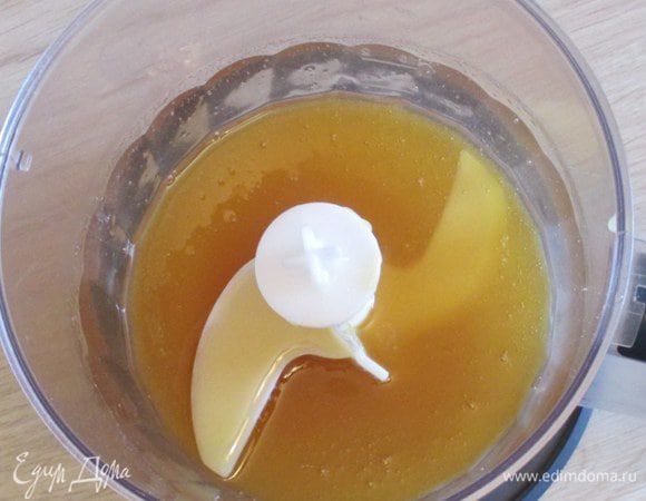 Мед, если он прошлогодний засахаренный, нужно расплавить.