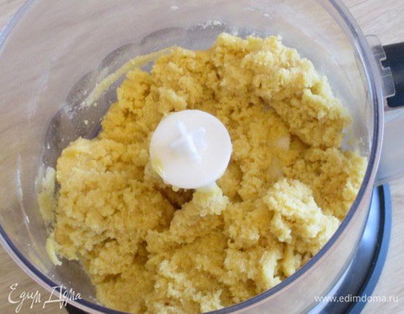 Порциями в 2-3 приема добавляйте муку твердых сортов пшеницы и вымешивайте однородное тесто. 
В списке ингредиентов была возможность из списка выбрать только "мука грубого помола", а в рецепте имеется ввиду именно мука твердых сортов пшеницы.
