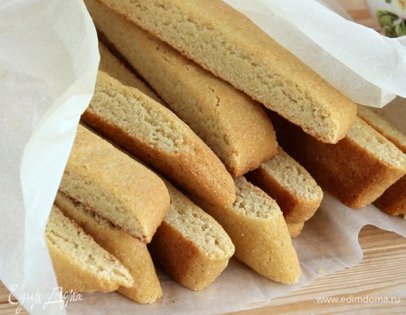Затем сформируйте плоскую лепешку толщиной 2-3 см. Уложите её на смазанный противень (на пекарскую бумагу или силиконовый коврик). Выпекайте заготовку в духовке при 200 градусах около 15 минут. 
Затем её сразу нужно нарезать на кусочки, которые поместить в пакеты. Печенье постепенно смягчится и будет комфортным для подачи. 
Приятного аппетита!
