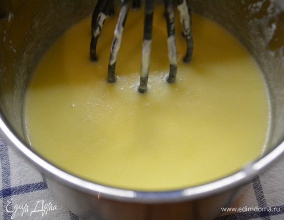 Готовим тесто: смешать молоко, сметану, яйцо, сахар и ванильный сахар. Перемешать венчиком.