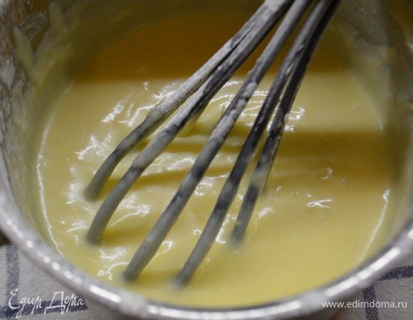 Добавить растопленное сливочное масло, перемешать. Постепенно всыпать просеянную муку с содой, солью и разрыхлителем. Отставить тесто на 15 минут.