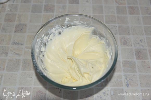 Приготовим крем. Сливочный сыр и сметану взбить с сахарной пудрой, добавить ванильный экстракт.